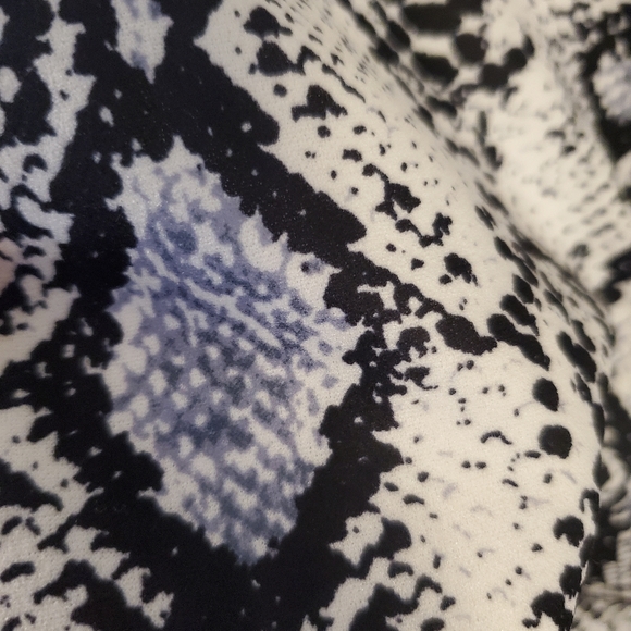 A mini skirt - Picture 3 of 4